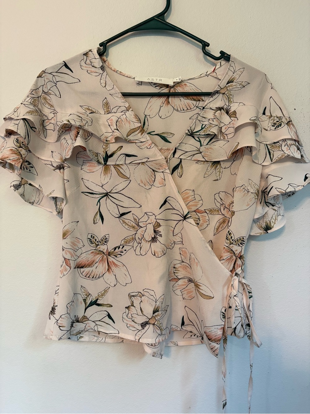 ASTR the Label Blush Floral Ruffle Wrap Blouse EUC Small